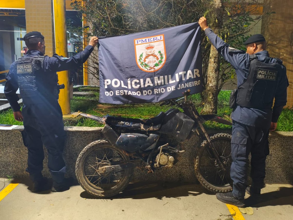 PMERJ's tweet photo. 🚨 MOTOCICLETA APREENDIDA |📍Paraty
Na noite deste domingo (02/08), policiais militares da #2CIPM apreenderam uma motocicleta após acompanhamento tático no bairro Taquari, em Paraty. ⤵️ (+)
#ServireProteger #PMERJ #2CIPM https://t.co/sZ5riksVAP