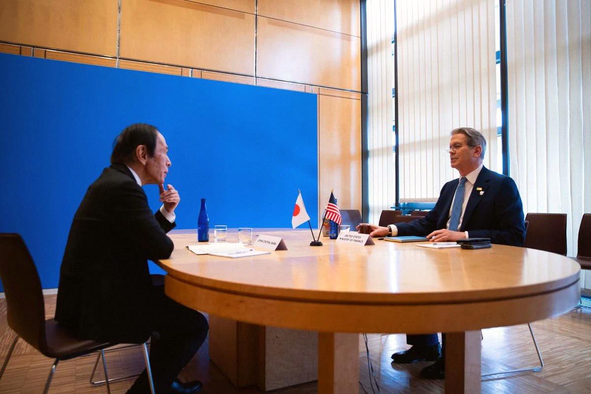 rikimaru8986's tweet photo. 速報：🇯🇵🇺🇸 米財務長官スコット・ベッセント、円への介入をためらわないと発言。

金曜の介入後、円は1ドル157円まで上昇。

1ドル160円が日銀と財務省の許容ラインと見られているみたい。¥ https://t.co/9MsPtYliQJ