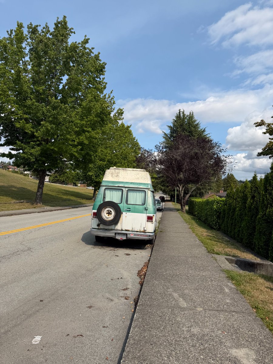 kdeyoungster_'s tweet photo. Was between a 20 mins bus ride, or a 50 mins walk...I picked the walk.

Sunday morning in Brentwood: https://t.co/ROXnmtlHVC