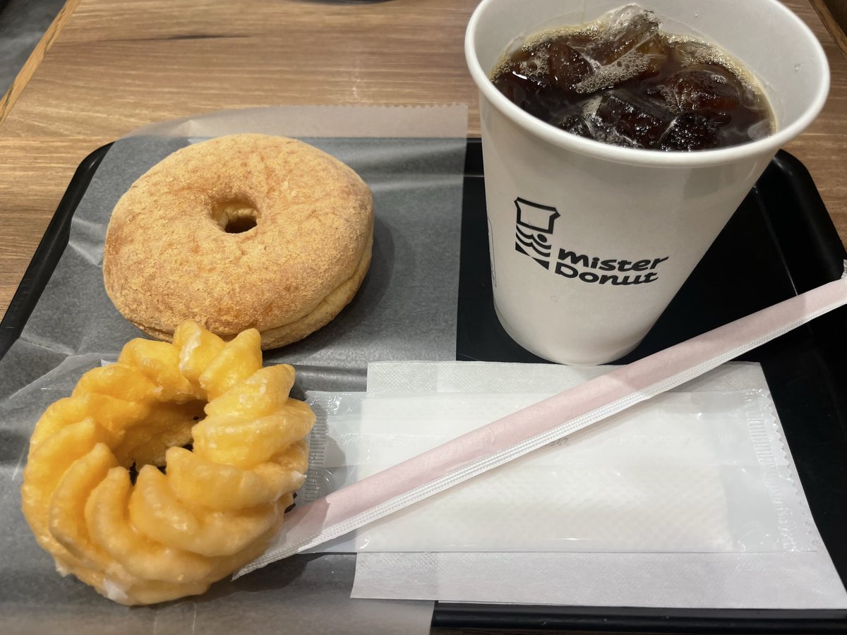 tomokame2's tweet photo. おはようございます😃

苦手な月曜日の朝😓
しょうがないので
ミスドから始めます✌️
糖分補給完了(最近多め😅)

#フレンチクルーラー 
#きなこりんぐ 
#ミスド https://t.co/1zdJz6b69K