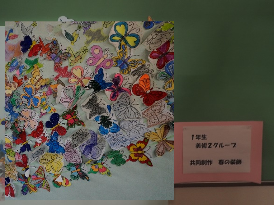 itabashitokushi's tweet photo. 🕊️【１学期の授業振り返りシリーズ①】

１年生の美術の授業で制作した共同作品です。
生徒一人一人が個性を発揮し、
蝶や鳥に好きな色を塗ったり
模様を描いたりしながら、
自分らしい表現に挑戦しました。
完成した作品を壁面いっぱいに飾ると、
「きれい！」「すごい！」と
笑顔を見せる姿も見られました✨
それぞれの個性が集まり、グループの生徒、
みんなでつくり上げた素敵な作品となりました。
#板橋特別支援学校 #美術
#アート教育　#共同制作　
#壁面作品 #表現活動 #授業の振り返り