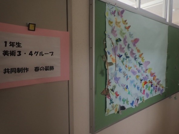 itabashitokushi's tweet photo. 🕊️【１学期の授業振り返りシリーズ①】

１年生の美術の授業で制作した共同作品です。
生徒一人一人が個性を発揮し、
蝶や鳥に好きな色を塗ったり
模様を描いたりしながら、
自分らしい表現に挑戦しました。
完成した作品を壁面いっぱいに飾ると、
「きれい！」「すごい！」と
笑顔を見せる姿も見られました✨
それぞれの個性が集まり、グループの生徒、
みんなでつくり上げた素敵な作品となりました。
#板橋特別支援学校 #美術
#アート教育　#共同制作　
#壁面作品 #表現活動 #授業の振り返り