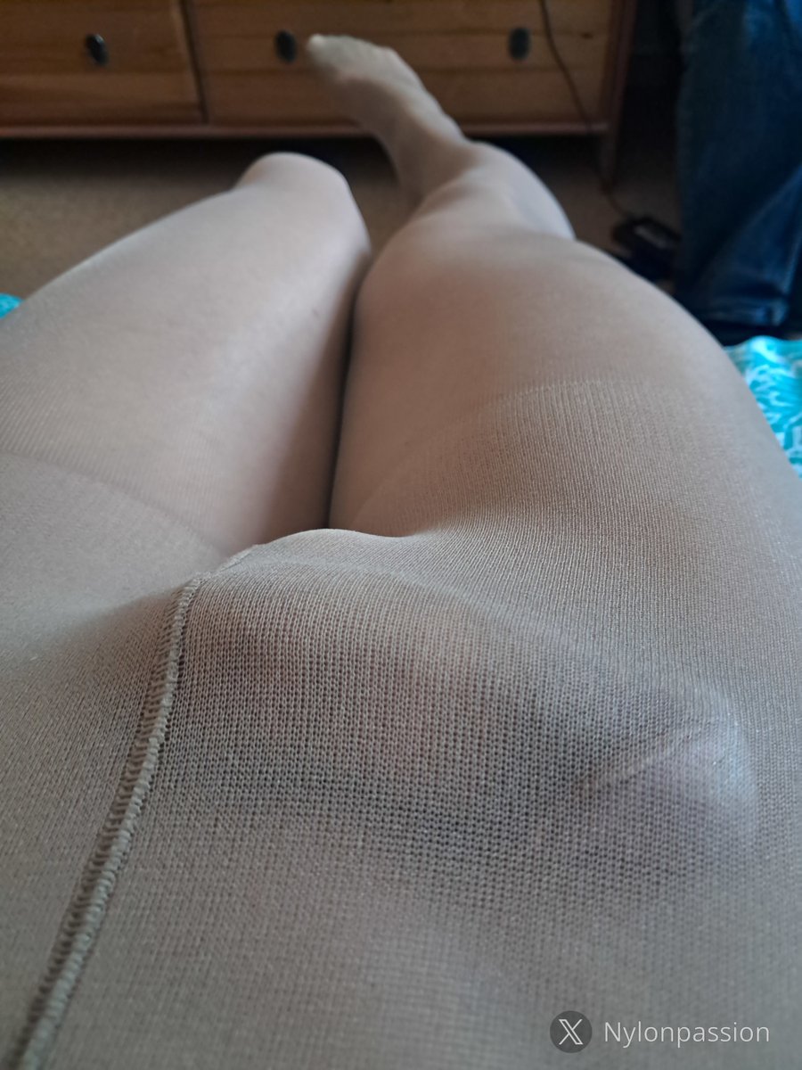 nylonpassion's tweet photo. #pantyhose https://t.co/bAFJjG7Uv6