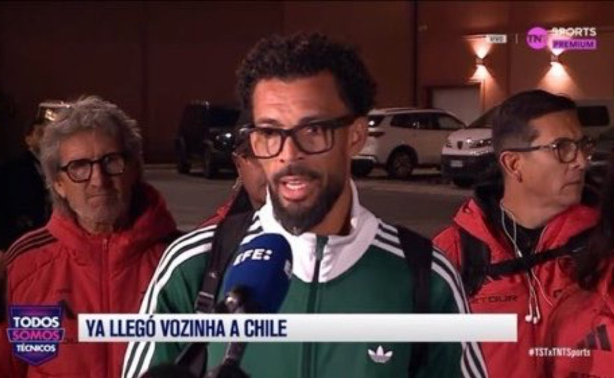 picxlas's tweet photo. "Cuando Anibal Mosa me llamo me estaba masturbando"

Primeras palabras de Vozinha en su arribo a Chile. https://t.co/f0a55SHmxq
