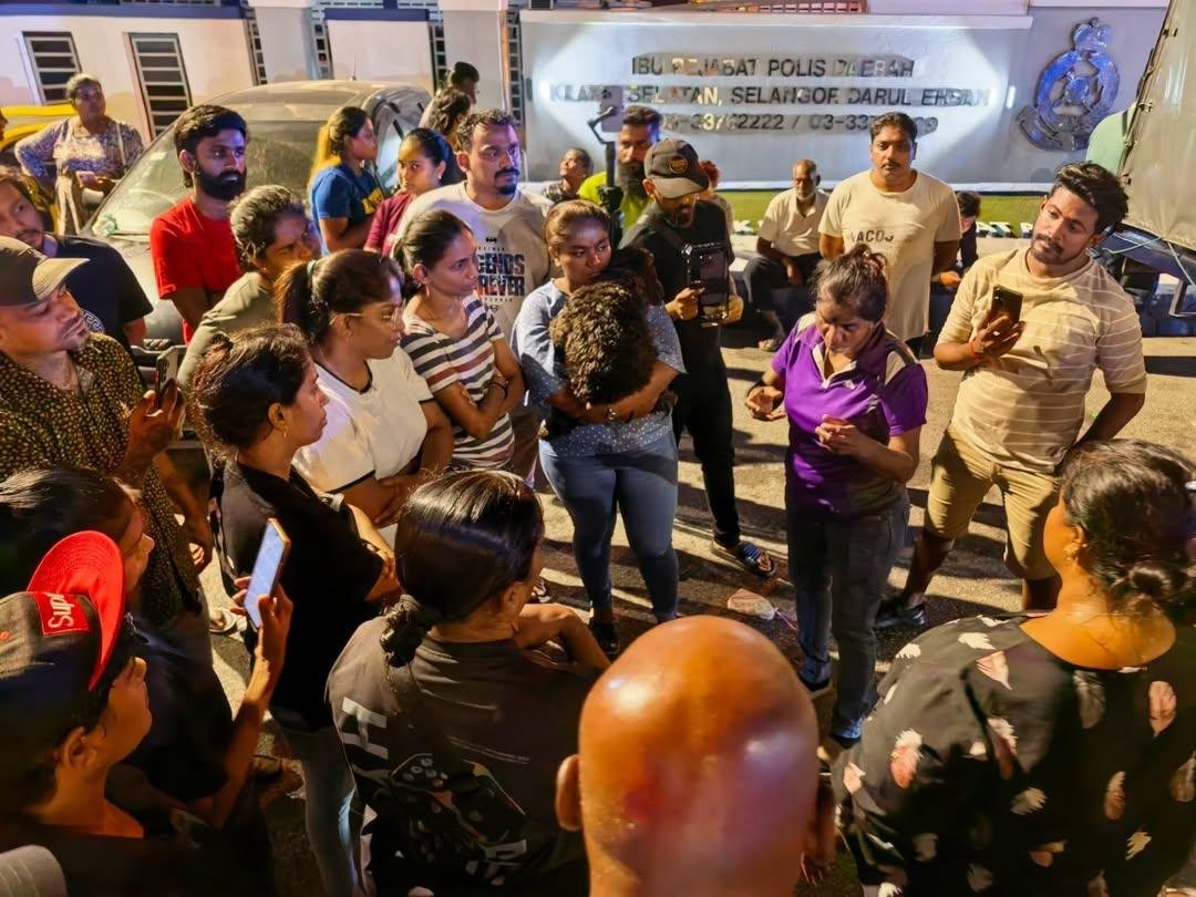 MALAYSIAPROBLM's tweet photo. Orang orang yang bermasalah dekat Klang. Dia orang ni pergi mana mana pun buat masalah. Dari lahir sampai mati tu pun buat hal, mati tu siap bakar mercun kat jalan haha kanenei. 

Nanti ada lah melayu  yang post 

"jiran saya India, dia baik je" https://t.co/gGeUQO38jr