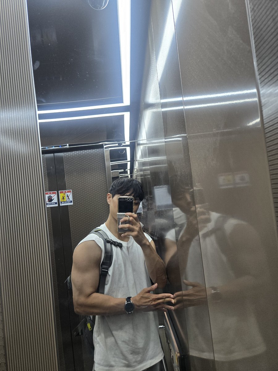 merong23's tweet photo. 스터디카페에서 젤 늦게까지 공부한 사람 되고싶었는데 다들 너무 열심히인듯.. https://t.co/PgkxFEWElx