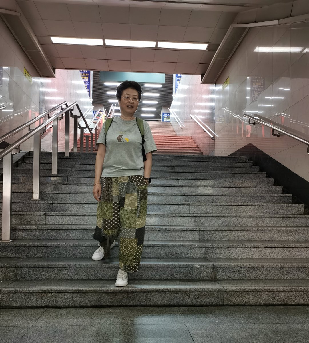 kimman0701's tweet photo. [今天解锁了「盲盒式通勤」新体验！跟着随机公交线穿梭老巷新商圈，偶遇了藏在天桥下的手工糖铺，还蹭到了路人的猫——原来不用赶时间的赶路，能捡到这么多小惊喜]， https://t.co/tvDhCuaHoU