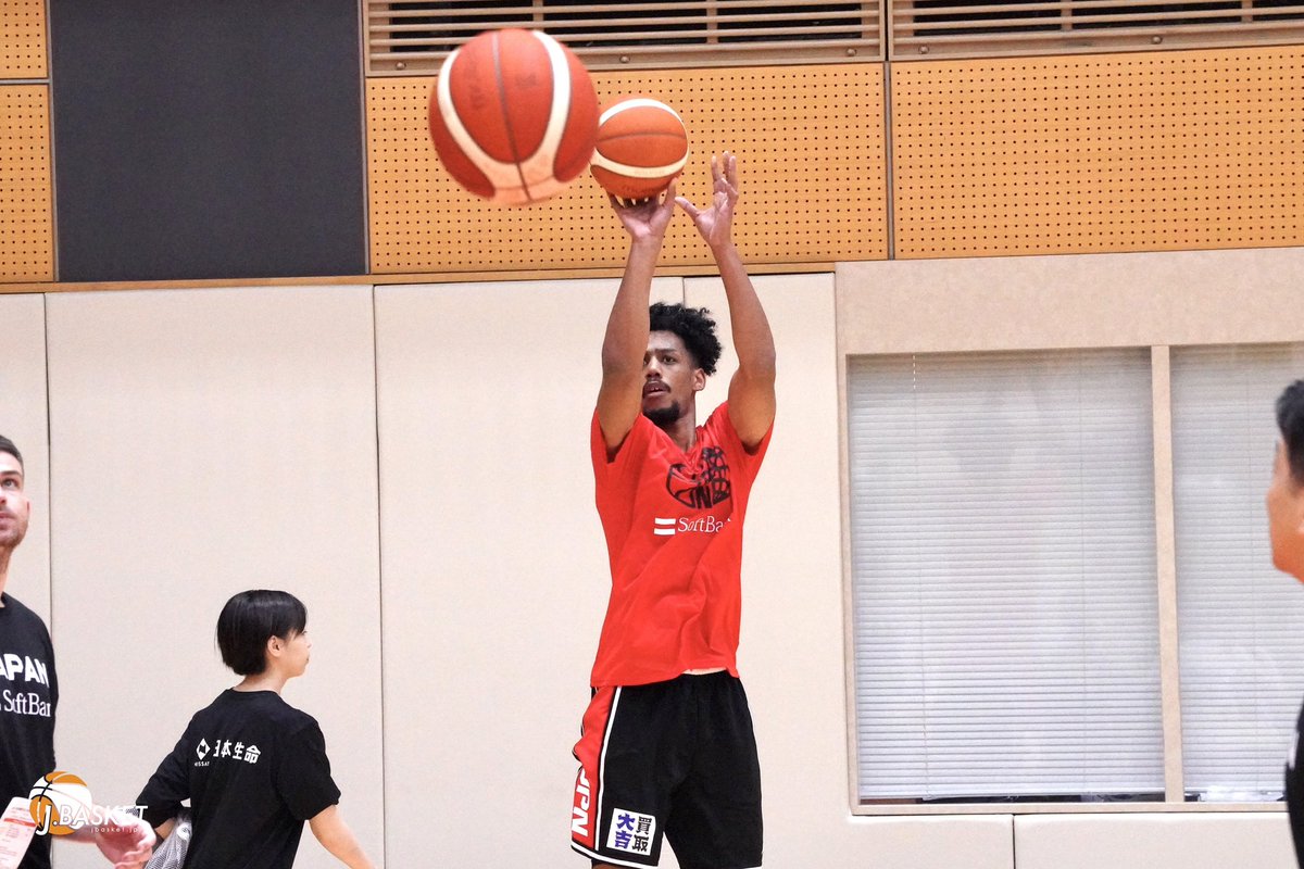 jbasket_jp's tweet photo. 【男子🇯🇵日本代表】山﨑一渉「信頼を得るには一貫性が大切」A代表エースへ”判断の速さ”を課題
⁡
J：A代表でチームのエースとして活躍していくために、周囲から信頼を得るために今一番大切にしていることは何ですか。
⁡
山﨑一渉
「そうですね。まずは本当に一貫性（コンシステンシー）を持って、自分のパフォーマンスをキャリアの中でも出し続ける���とが、信頼を得る上で一番大切なのかなと思っています。
アメリカでもそうだったのですが、自分のプレーを知らない人だったり、そういう人も多くいると思うので、まだまだ自分をアピールし続けることが大事かなと思います。」
⁡
J：点を取ることと、周りを生かすこと。そのバランスについては今どのように感じていますか。また、さらに良くしていきたい部分があれば教えてください。
⁡
山﨑一渉
「そうですね。やっぱり判断の速さですね。判断が少し遅いところがあるので、もっと早くしていければなと思っています。
そのためにも、常に状況を理解しておくことが大事だと思うので、判断の速さは自分の課題かなと思います。」
⁡
続きはこちらから▶️
記事📝 https://t.co/TuAOykB4Dx

#山﨑一渉
@ibuyama54 
#AkatsukiJapan
#東京サンロッカーズ 
＠TokyoSunrockers 
#Jbasketインタビュー