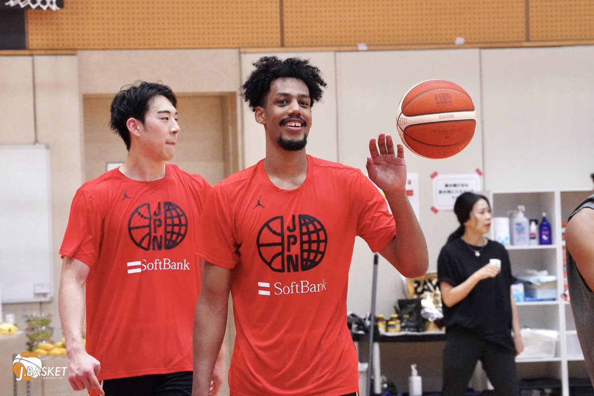 jbasket_jp's tweet photo. 【男子🇯🇵日本代表】山﨑一渉「信頼を得るには一貫性が大切」A代表エースへ”判断の速さ”を課題
⁡
J：A代表でチームのエースとして活躍していくために、周囲から信頼を得るために今一番大切にしていることは何ですか。
⁡
山﨑一渉
「そうですね。まずは本当に一貫性（コンシステンシー）を持って、自分のパフォーマンスをキャリアの中でも出し続ける���とが、信頼を得る上で一番大切なのかなと思っています。
アメリカでもそうだったのですが、自分のプレーを知らない人だったり、そういう人も多くいると思うので、まだまだ自分をアピールし続けることが大事かなと思います。」
⁡
J：点を取ることと、周りを生かすこと。そのバランスについては今どのように感じていますか。また、さらに良くしていきたい部分があれば教えてください。
⁡
山﨑一渉
「そうですね。やっぱり判断の速さですね。判断が少し遅いところがあるので、もっと早くしていければなと思っています。
そのためにも、常に状況を理解しておくことが大事だと思うので、判断の速さは自分の課題かなと思います。」
⁡
続きはこちらから▶️
記事📝 https://t.co/TuAOykB4Dx

#山﨑一渉
@ibuyama54 
#AkatsukiJapan
#東京サンロッカーズ 
＠TokyoSunrockers 
#Jbasketインタビュー