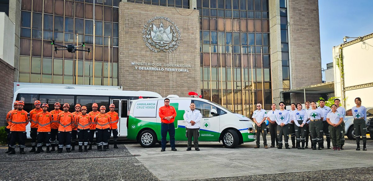 CvsOficial's tweet photo. Cruz Verde Salvadoreña expresa su más sincero agradecimiento al Gobierno del Presidente @nayibbukele por la valiosa donación de una moderna ambulancia, la cual será asignada a Cruz Verde Salvadoreña seccional Quezaltepeque, fortaleciendo nuestra capacidad de respuesta y atención prehospitalaria.

Esta nueva unidad permitirá brindar una asistencia más eficiente y oportuna a la población, reforzando el trabajo que nuestros voluntarios realizan las 24 horas del día en beneficio de las familias de Quezaltepeque y sus alrededores.
