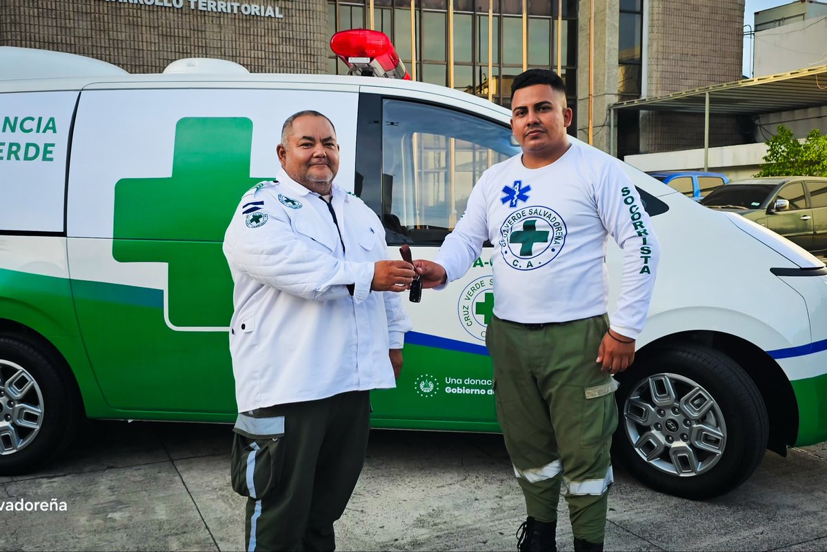 CvsOficial's tweet photo. Cruz Verde Salvadoreña expresa su más sincero agradecimiento al Gobierno del Presidente @nayibbukele por la valiosa donación de una moderna ambulancia, la cual será asignada a Cruz Verde Salvadoreña seccional Quezaltepeque, fortaleciendo nuestra capacidad de respuesta y atención prehospitalaria.

Esta nueva unidad permitirá brindar una asistencia más eficiente y oportuna a la población, reforzando el trabajo que nuestros voluntarios realizan las 24 horas del día en beneficio de las familias de Quezaltepeque y sus alrededores.