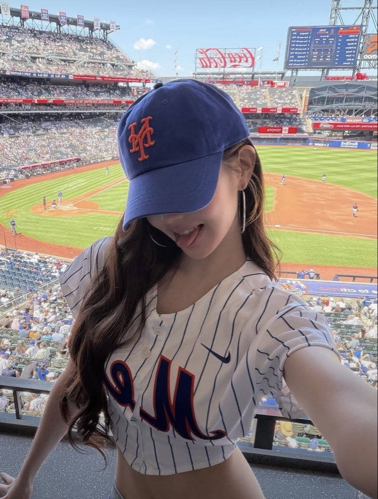 baka1678168's tweet photo. 我是喜欢柳智敏的，但是张元英也太骚了，一张榨精脸，穿这么短的衣服还爱吐舌头，应该是很喜欢给人舔吧🥵 https://t.co/5R7LSfHywX