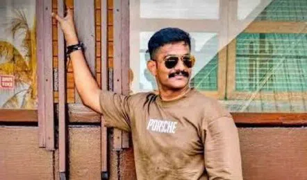 Telugu360's tweet photo. మామూలోడు కాదు ఉదయ్ కృష్ణారెడ్డి… లవ్ స్టోరీ కాదు.. లవ్ స్టోరీలు!

తోటి ట్రైనీ మహిళా ఐపీఎస్ అధికారిని వేధించిన కేసులో రిమాండ్‌లో ఉన్న సస్పెండెడ్ ట్రైనీ ఐపీఎస్ ఉదయ్ కృష్ణారెడ్డి గురించి దర్యాప్తులో పోలీసులు కొత్త విషయాలు కనిపెడుతున్నారు.

ట్రైనీ మహిళా ఐపీఎస్‌తో పాటు సమాంతరంగా వివాహమై భర్తకు దూరంగా ఉన్న మరో ఏపీకి చెందిన మహిళతోనూ ఆయన ప్రేమ వ్యవహారం నడిపినట్లుగా గుర్తించారు.

ఆయన గదిలో ఈ మేరకు లేఖలు.. ఆయన ఫోన్లలో ఆధారాలు పోలీసులకు లభించినట్లుగా తెలుస్తోంది.

అసలు ట్విస్ట్ ఏమిటంటే… ఇటు ట్రైనీ మహిళా ఐపీఎస్, అటు ఆ మహిళ ఇద్దరూ కలసి మాట్లాడుకున్నారు. ఉదయ్ కృష్ణారెడ్డి చేస్తున్న టార్చర్ గురించి బాధలు పంచుకున్నారట. ఈ కేసు నుంచి ఉదయ్ కృష్ణారెడ్డి బయటపడటం అంత తేలిక కాదేమో?

#UdayKrishnaReddy #TraineeIPS #HyderabadPolice #SVPNPA #CrimeNews #TelanganaNews