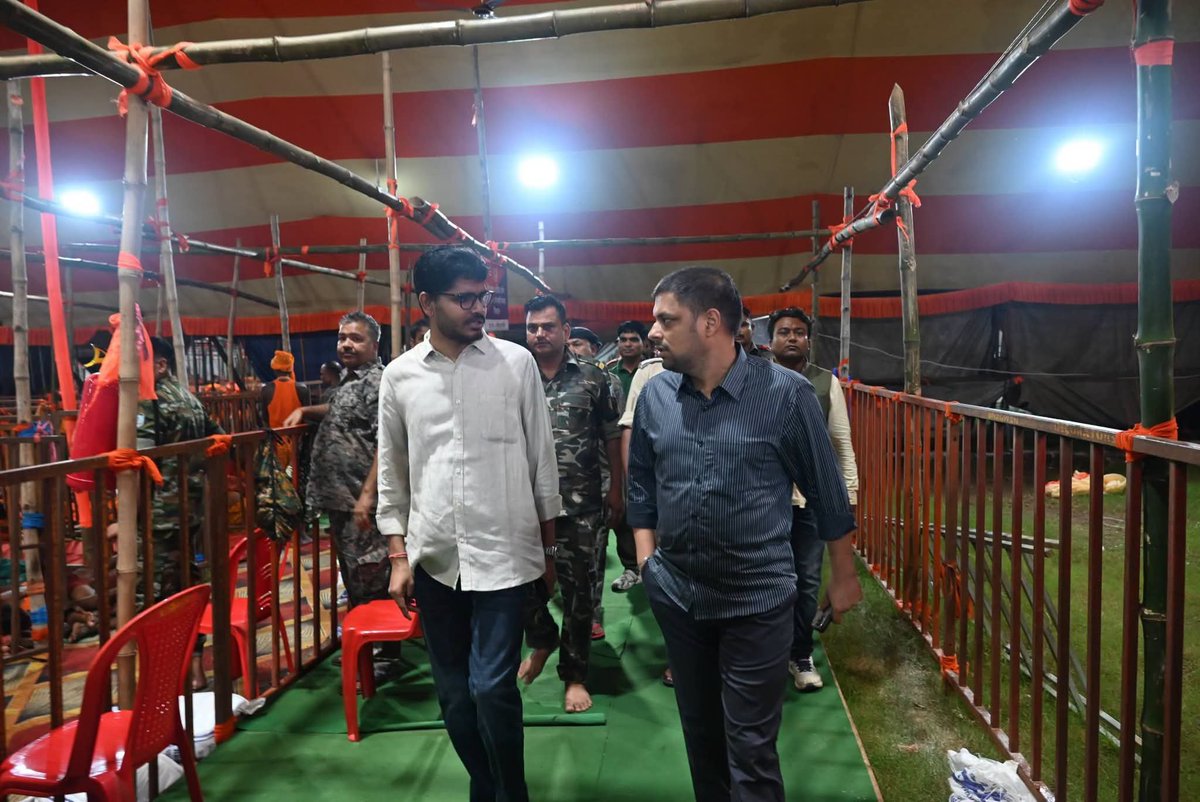 DCDeoghar's tweet photo. राजकीय श्रावणी मेला, 2026 के पहले सोमवारी को लेकर अहले सुबह रुटलाइन, होल्डिंग पॉइंट्स और बाबा मंदिर के आसपास के क्षेत्रों का निरीक्षण किया। 
@JharkhandCMO @prdjharkhand https://t.co/6u4481Nzbp