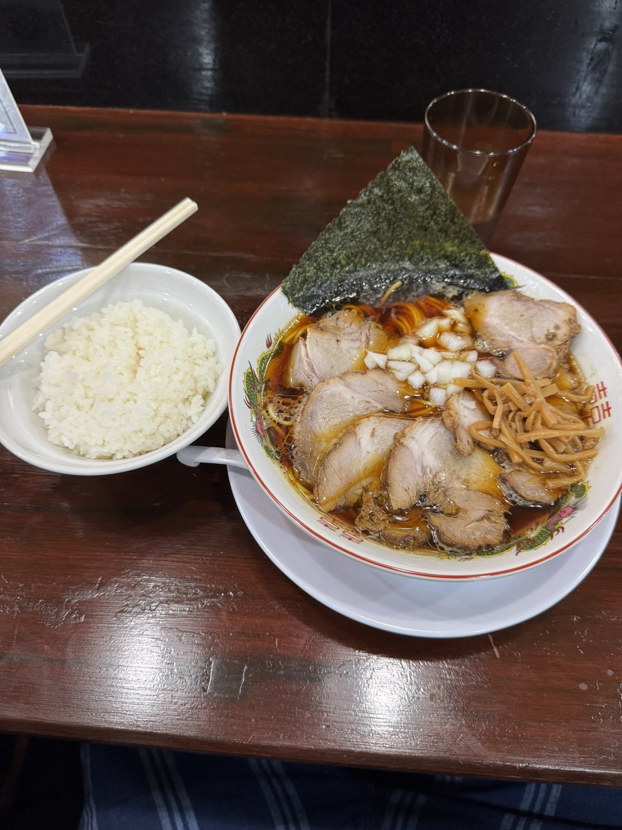 No9681_9's tweet photo. 気が付いたら1ヶ月で5回も、家から徒歩1分の所にオープンしたラーメン屋さん『もくもく亭』に行ってた。
#もくもく亭
#ラーメン https://t.co/oBbV41na2V