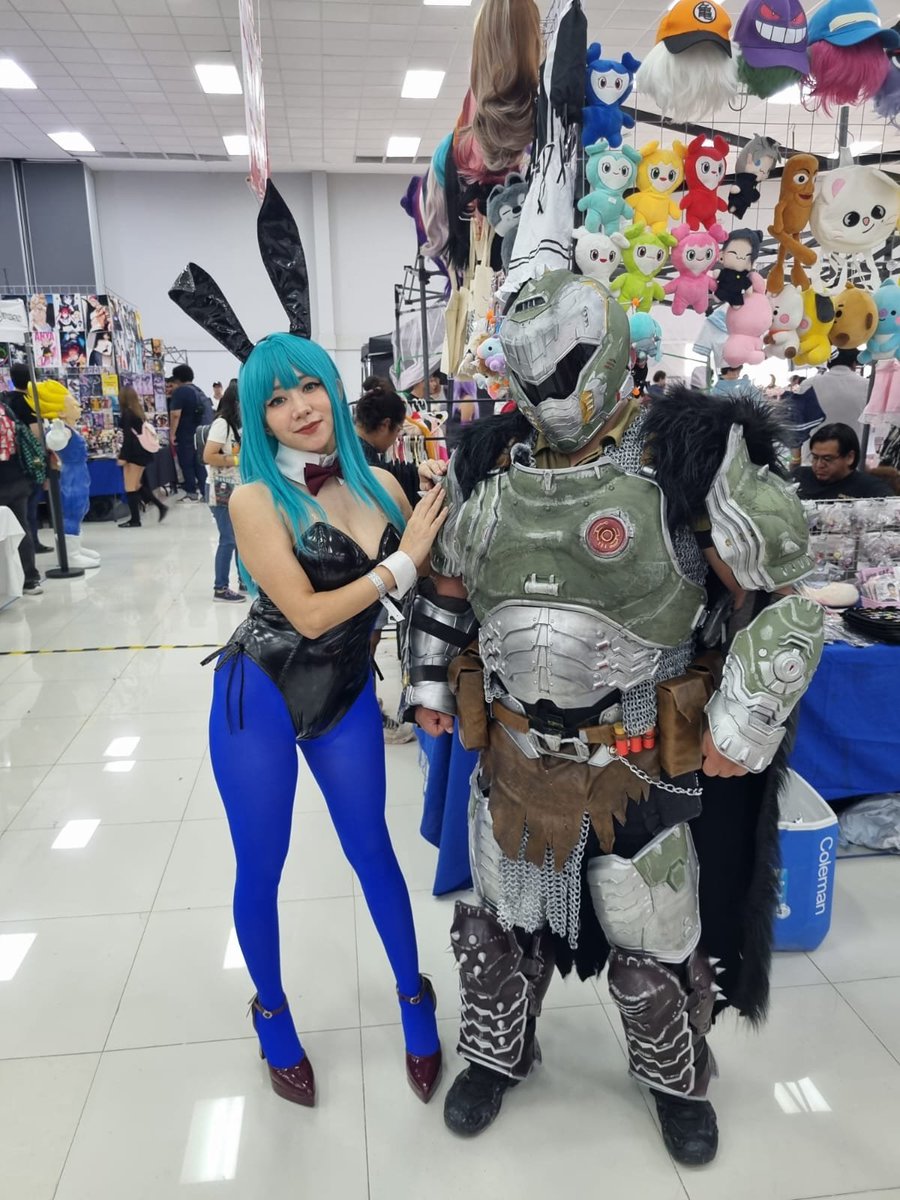 ElfenSMvt's tweet photo. El casco atrae a las nenas.

#doom #doomcosplay #anime #convention #doomslayer https://t.co/IOCIe64m06