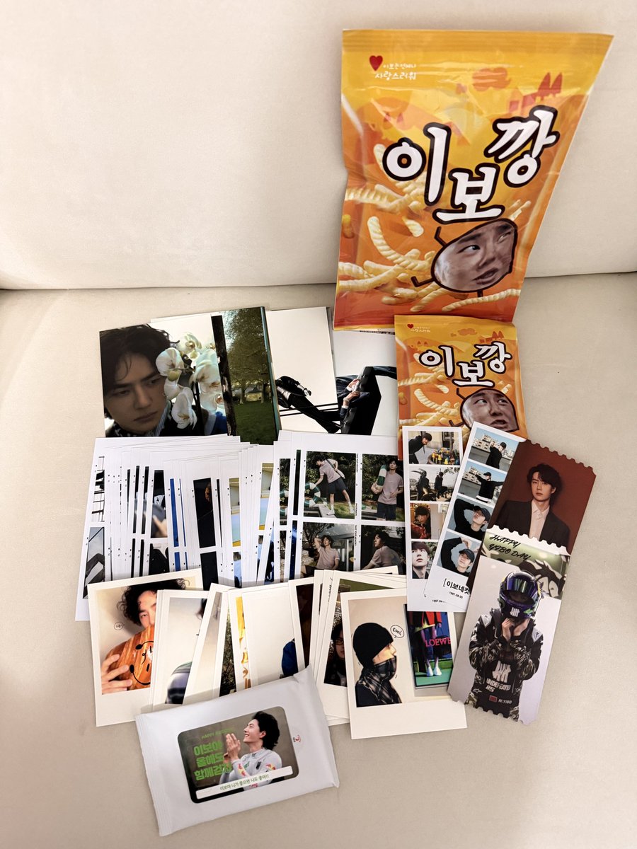 na19911005's tweet photo. 우리애기 생일 이니까 또 준비한 나눔!!
뭔가 이상하게 바쁘고 정신없고 아프고 그래서 준비를 조금 막함....아쉬움이 많이 남지만 그래도 준비했으니까!!

구성은 오리지널티켓2종,이보네컷2종,물티슈1종은 모두 들어가있고 포토매틱18종중 6종랜덤, 엽서16종중 1종랜덤, 폴라 12종중 1종랜덤 기본구성이에요.

드리는 몇분중 제 맘대로 티어오프랜덤1종과 이보깡작은거같이 보내드립니다. 

총 25분께 드릴께요~ 
리트윗 해주세욤!! 

참고로 파워피곤 상태라 이보생일 지나서 배송해야함.....