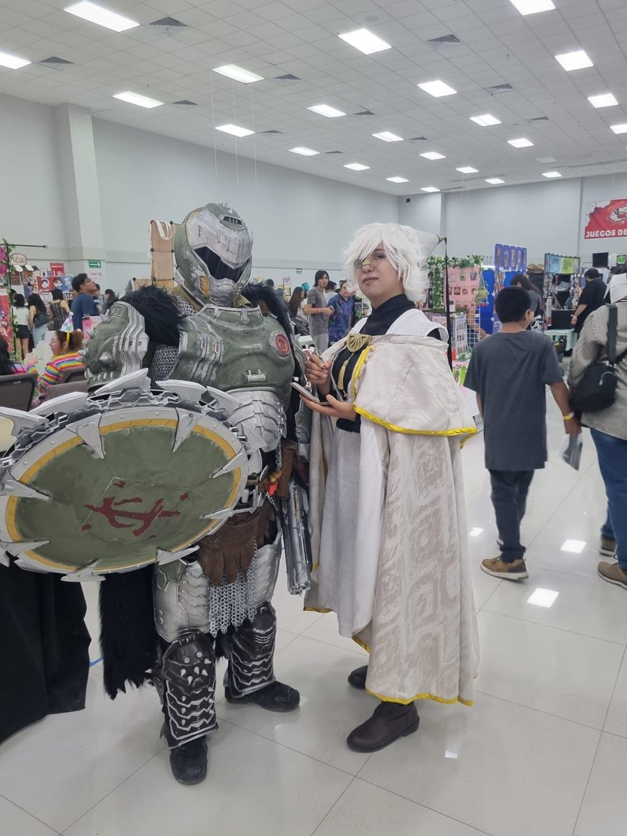 ElfenSMvt's tweet photo. El casco atrae a las nenas.

#doom #doomcosplay #anime #convention #doomslayer https://t.co/IOCIe64m06