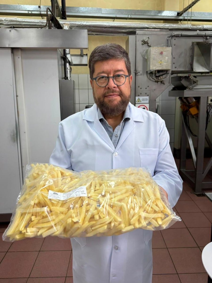 SDoriaMedina's tweet photo. Hace un año compramos una fábrica de papas para freír, la llamamos Papa Imilla. La estamos haciendo crecer y ya tenemos casi 50 empleados. 
Esta fábrica compra papa a los agricultores cochabambinos y la procesa para convertirla en insumos de la cadena Burger King. 
Se trata de una cadena de empleo y valor. Estamos muy orgullosos de que Burger King sea una gran empleadora y generadora de beneficios para las comunidades allí donde opera.
Aquí les muestro uno de sus productos.
