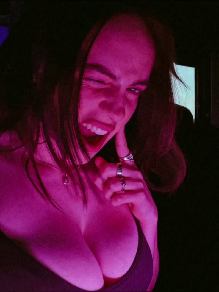 laberintox89984's tweet photo. Billie Eilish is so Hot 🥵🔥 https://t.co/ZtDrByD8Ju