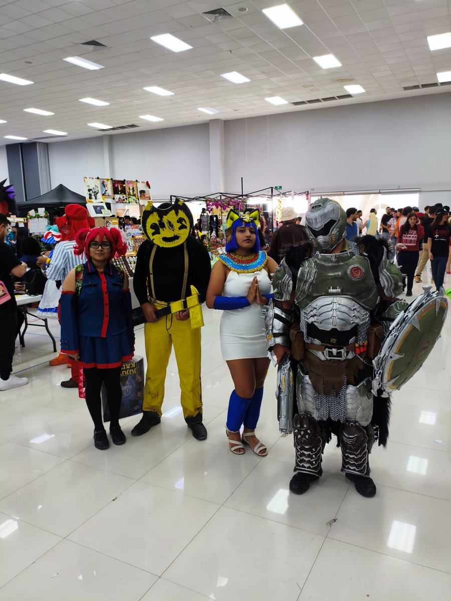 ElfenSMvt's tweet photo. El casco atrae a las nenas.

#doom #doomcosplay #anime #convention #doomslayer https://t.co/IOCIe64m06
