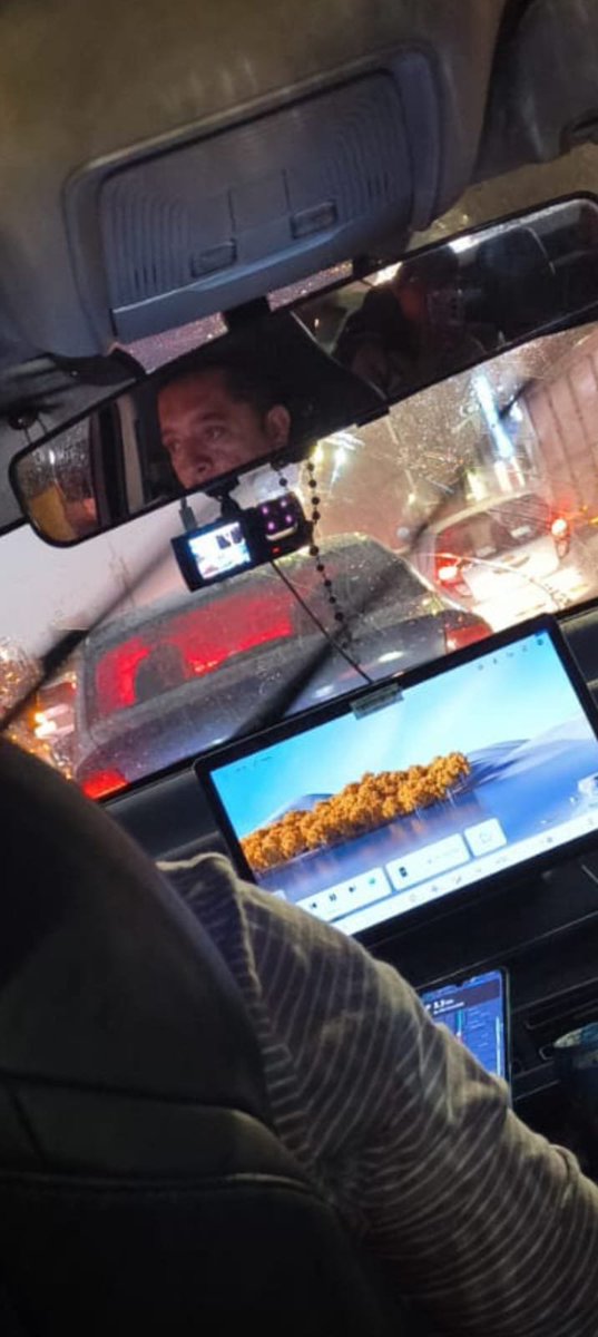 RbkTorr's tweet photo. Hola buenas tardes me ayudarían a reportarlo o saber de esta persona.
El día de ayer este sujeto se llevó 3 maletas, llegué a mi destino que fue la central de autobuses y al llegar baje para abrir la cajuela y al querer abrirla el acelero y se fue ya lo reporte en Didi+ https://t.co/vgdEQrNioH