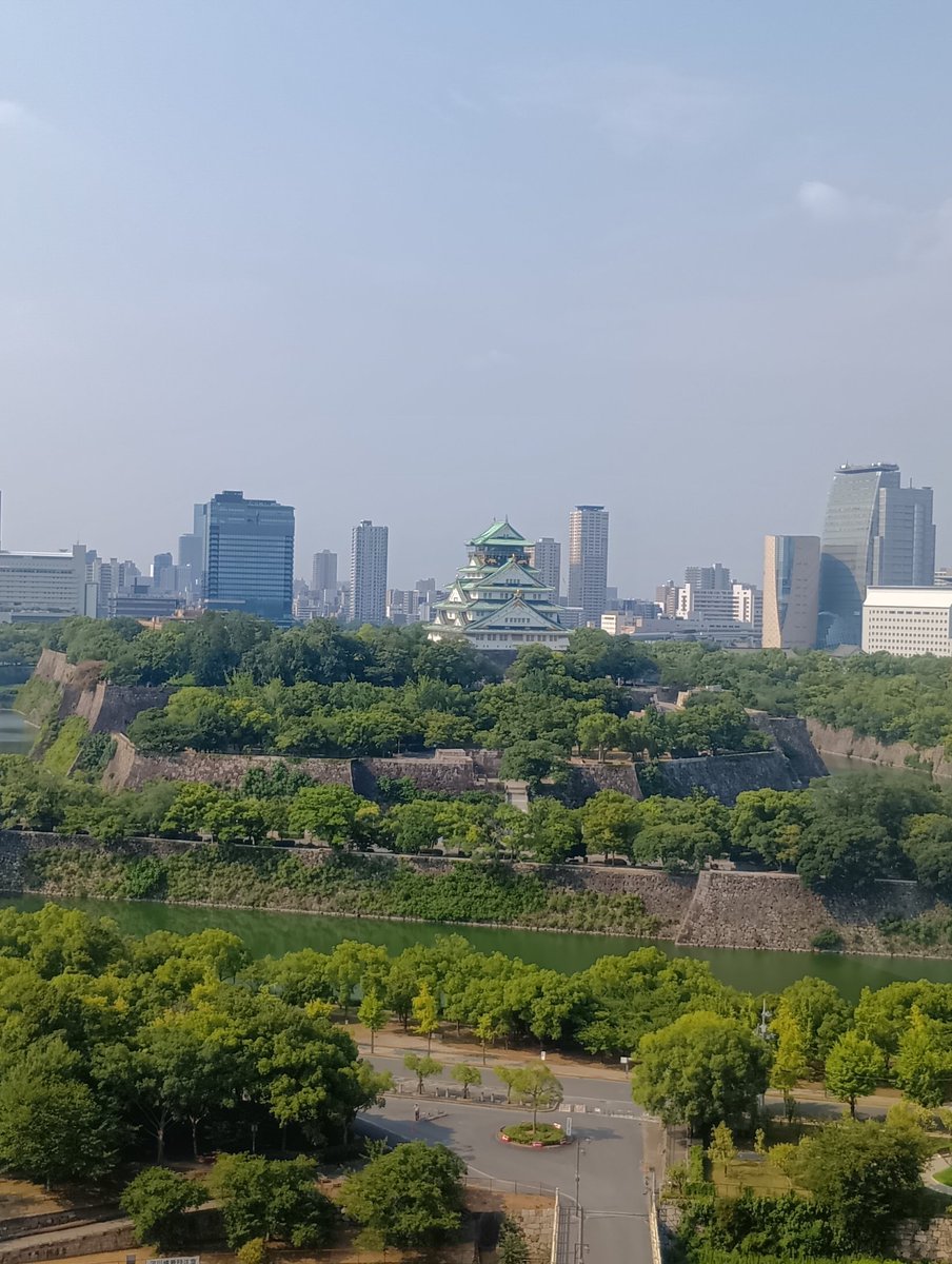 it_tenko_keeper's tweet photo. おはようございます。

今日の大阪は、曇時々晴⛅

先週末は夏祭りに行ってきたのですが、最近の暑さは本当に異常ですね💦
定番のハンディファンもいいですが、個人的には「服に吹きかけるシャツミスト」がめちゃくちゃおすすめです！
服にシュッと塗るだけで風が吹くたび一気に冷えて、かなり快適に楽しめました✨

今週も1週間、お仕事頑張りましょう👍

#大阪の天気 #大阪城 #イマソラ #企業公式さんとつながりたい