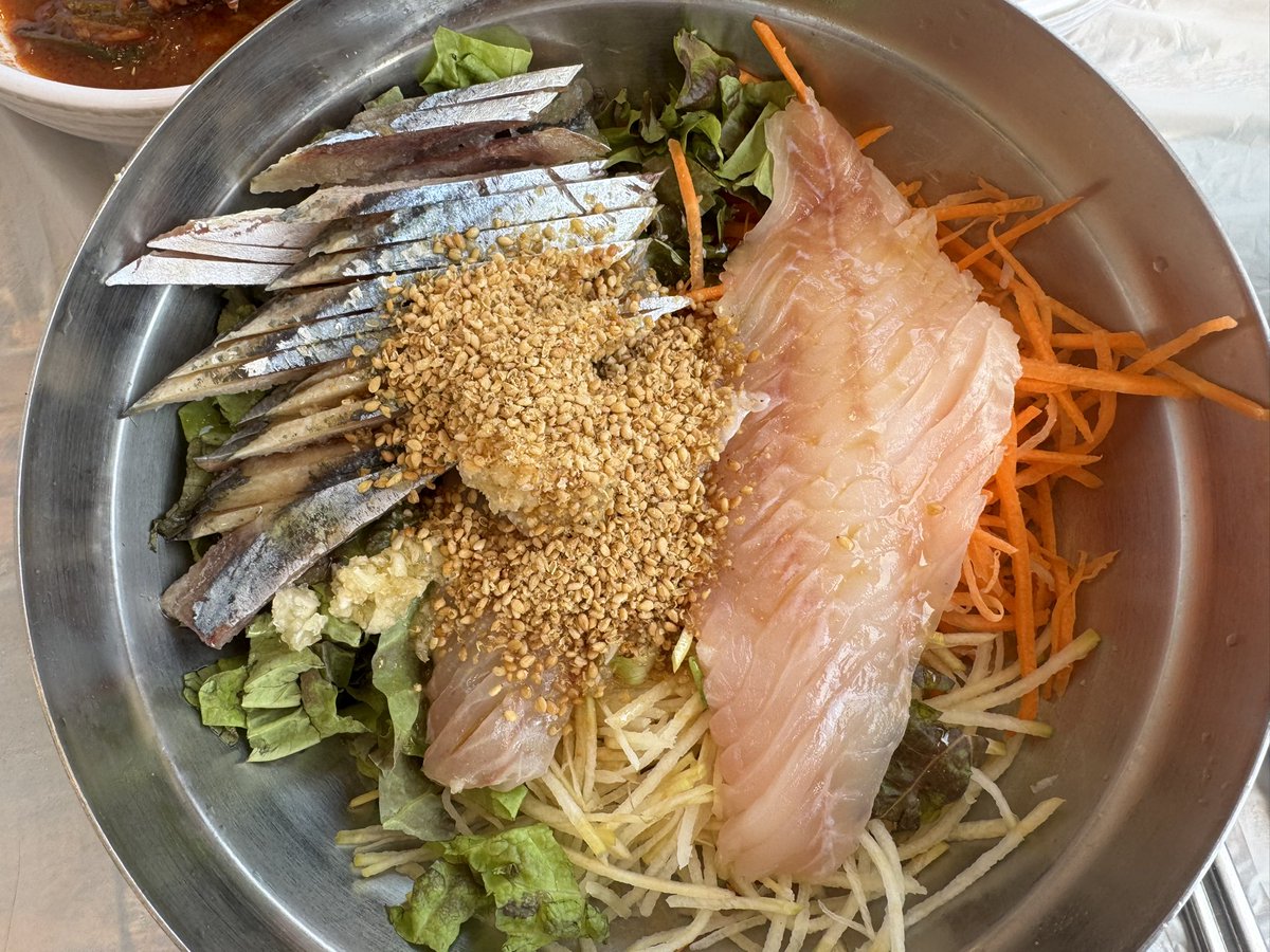 double_chou's tweet photo. 울릉도 신비섬횟집. 포항식 물회. 처음엔 초장무침으로 밥반찬처럼 먹다가 중간에 육수 넣고 국수사리 말아 먹으면 최고다. 꽁치는 철이 아니라 냉동이었는데 가을에 가는거 아니면 그냥 제철물회가 최고인듯. 양념맛집이다. 또 가고 싶다. https://t.co/Ci5ElI5U9N
