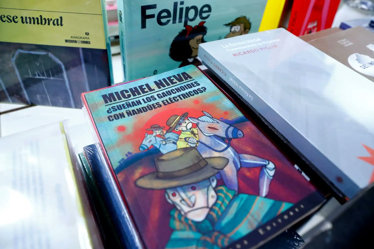DiarioElPeruano's tweet photo. #GaleríaElPeruano 📸#FILLima La literatura extranjera se hace presente a través de las embajadas. Mira la galería completa aquí 👉 https://t.co/jc94WJceK4
📍Foto 1: Japón se hace presente en la Feria Internacional del Libro de Lima 2026 a través del stand de su embajada, en donde el público podrá encontrar muchos títulos y autores de su vasta producción bibliográfica, principalmente en los campos de la literatura, el manga y las guías de turismo.
📍Foto 2 y 3: Argentina se hace presente en la Feria Internacional del Libro de Lima 2026 a través del stand de su embajada, en donde el público podrá encontrar muchos títulos y autores de su vasta producción bibliográfica, tanto en literatura como en ensayo, bibliografías, historietas, libros de historia e incluso de gastronomía argentina.
📍Foto 4: Japón se hace presente en la Feria Internacional del Libro de Lima 2026 a través del stand de su embajada, en donde el público podrá encontrar muchos títulos y autores de su vasta producción bibliográfica, principalmente en los campos de la literatura, el manga y las guías de turismo.
Foto: ANDINA/Daniel Bracamonte