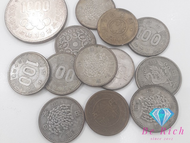 BeRich0402's tweet photo. 写真にある昔のお金は全てお値段がつく買取対象のお金です。見たことある、家にあるなら、売って現金化しましょう。
ぜひビーリッチへお持ちください。

＃旧100円 #外国硬貨 #古銭 #銀貨 #銅貨 #明治 #大正 #昭和 #上越市 #イオン上越店 https://t.co/jAhs9ZVUgC