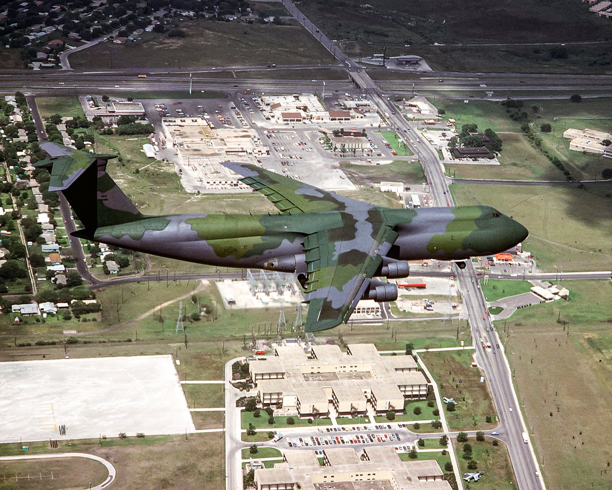 kadonkey's tweet photo. A nice shot of a newly painted C-5A Galaxy near KELLY AFB 20JUN83 (w.w. thompson) https://t.co/TIykWZqNFO