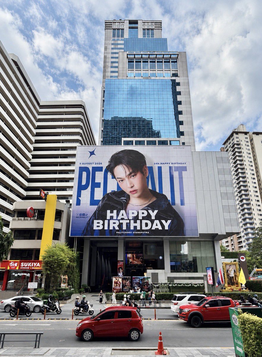 Kaijeawkyoho's tweet photo. เห็นนุชทวิตวันก่อนว่าคุณแม่เข้าร้าน แล้วบอกว่าเฮียกำลังเก็บตัวซ้อมแฟนมีตอยู่ นุช 500 คนและหน้าจอเตรียมเลย เฮียมีเซอร์ไพรส์ให้พวกเราแน่ๆ เลย จะร้องเพลงใหม่ให้ฟังอ่ะป่าว หรืออะไรยังไง เตรียมลงไปด้วยน๊า ได้เวลาเอาน้องมาโบกแล้ว

ปล. รูปหน้าตึกหล่อมากกกกก อยากเห็นรีแอคเจ้าตัวจัง คิคิ ไหนจะหน้าตึก ไหนจะคลิปข้างใน ไหนจะรูปตรง lobby รูปที่ลิฟท์ และรูปใหญ่ข้างใน เฮียน่าจะเข้าตึกไม่ได้แน่ๆ ❤️
#เป๊กผลิตโชค
#PeckPalitchoke