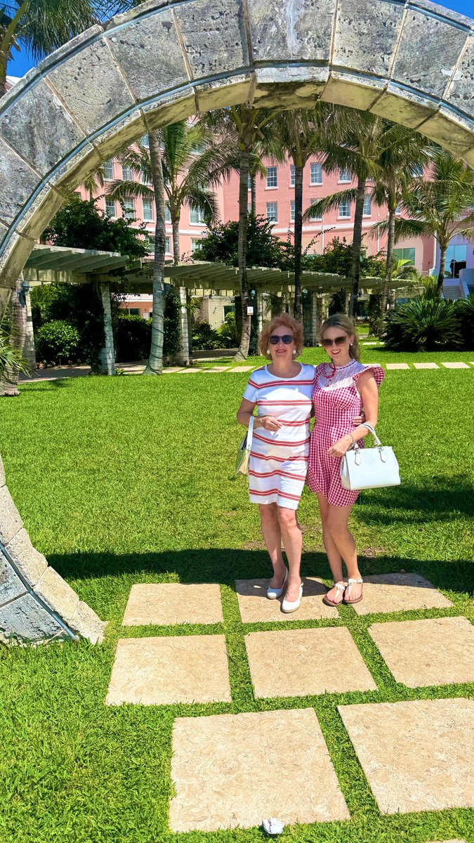 brooke_burfitt's tweet photo. Parents made it through the #bermudatriangle. Starting day one on the #island with alfresco #brunch at @FairmontHotels Hamilton Princess. Didn’t go for the traditional Bermuda codfish and banana breakfast though. #bermuda #tropical #reunited #staycation #buffet #summer #family https://t.co/NgnKsSdcUq