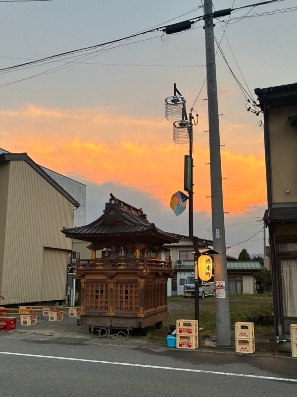 terawo7's tweet photo. 昨日は白鳥おどり、橋本町に。
開始時に少しヤな目に遭った以降は同じ輪で踊ることが出来てとても平和。
世栄の時はどこからか地元の子供さん＆女の子が輪の内側で駆ける歩くと活躍されて良い感じ。ハンディファン片手なのが時代を感じる。
老坂、難しいでしょうが三味線入りを聴きたいなと我儘。 https://t.co/8WmDKGNild