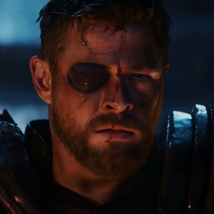 hawkeyears's tweet photo. *4 karakter mcu yang menyayat hati*

*wanda*
dirampas segalanya.
saudaranya, cintanya, anaknya, rumahnya.
sampai dia bertanya: "kesalahanku apa?"

*natasha*
dilahirkan sebagai senjata. 
dipaksa memilih antara hidupnya... atau nyawa sahabatnya.
dia menyelamatkan dunia.
tapi dunia bahkan tak sempat bilang terima kasih.

*peter*
anak 17 tahun yang dipaksa dewasa dalam semalam.
identitasnya dihapus.
temannya melupakan.
bibinya pergi.
dan dia tetap tersenyum... demi kita.

*thor*
diberi mahkota, lalu dihancurkan.
kehilangan ibu, ayah, saudara, sahabat, rumah, kekasihnya, dan harga dirinya.
yang tersisa?
seorang raja tanpa kerajaan. pahlawan tanpa tujuan.

---
ini versi yang bisa ngebuat aku nangis waktu nonton kisah mereka💔
soalnya aku orang yang gak gampang terharu, tapi pas liat kisah mereka💔💔 duh potek 💔

spill dong versi kalian juga, yang bikin kalian banjir air mata😭