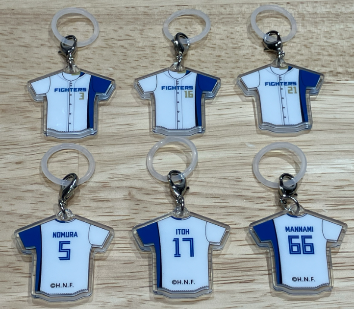 gacha_product's tweet photo. 🐻BIG_NEWS🌳
『#北海道日本ハムファイターズ めじるしチャーム 選手ver.』（500円）
『北海道日本ハムファイターズ めじるしチャーム ユニフォームver.』（500円）
２商品発売決定🎉

 #ファイターズ の人気選手たちが今話題のめじるしチャームになって登場です⚾️🎊

専門店では #ガチャガチャの森、Pon限定販売となります👏
発売時期は８月中旬予定📝

今後も続報を配信いたしますのでお楽しみに✨
#カプセルトイ　#ガチャガチャ

※画像は一部商品になります⚾️