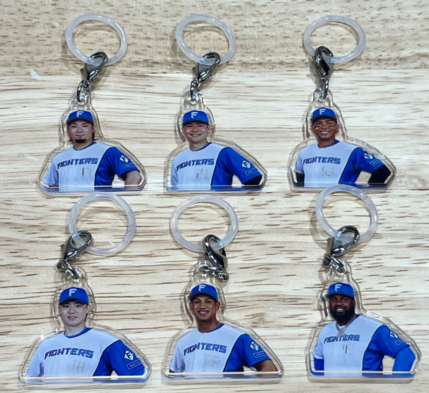 gacha_product's tweet photo. 🐻BIG_NEWS🌳
『#北海道日本ハムファイターズ めじるしチャーム 選手ver.』（500円）
『北海道日本ハムファイターズ めじるしチャーム ユニフォームver.』（500円）
２商品発売決定🎉

 #ファイターズ の人気選手たちが今話題のめじるしチャームになって登場です⚾️🎊

専門店では #ガチャガチャの森、Pon限定販売となります👏
発売時期は８月中旬予定📝

今後も続報を配信いたしますのでお楽しみに✨
#カプセルトイ　#ガチャガチャ

※画像は一部商品になります⚾️