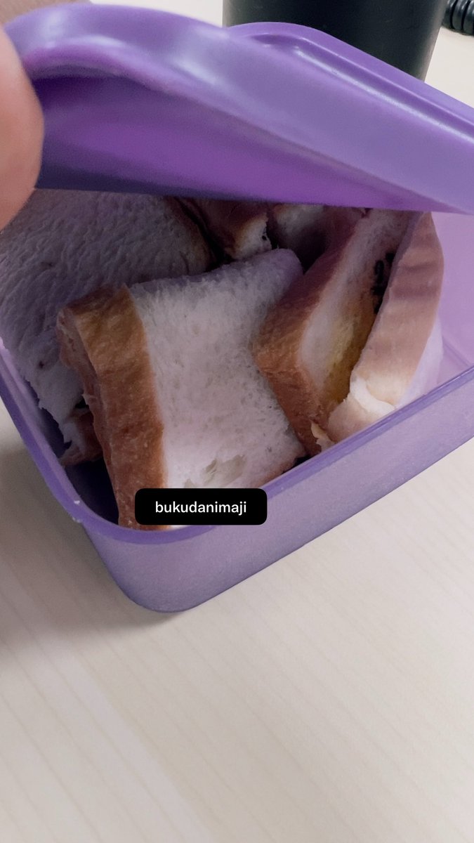 bukudanimaji's tweet photo. Baru duduk di kantor pagi ini, perut sudah kruyuk2 laper.

Tapi baru ingat istri bawain bekal, ketika dibuka ada potongan roti2.

Mulut ini seketika langsung berbisik, pelan sekali.

“Makasih sayang”.

Padahal dia mah ga di sini, ga akan dengar juga. Tp refleks bilang makasih, mgkin itu yg disebut bersyukur.

Sudah bersyukur kah kalian pagi ini?