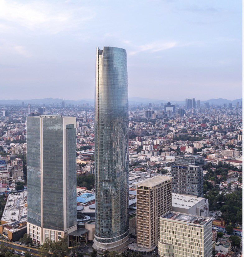 annaazul's tweet photo. El cardenal Norberto R posee dos departamentos de lujo en Mítika, torre de 267 metros de altura y 65 pisos, el edificio más alto de la Ciudad de México.

A través de los ventanales de alguna de sus propiedades, Rivera siente más cerca del cielo; con ojos suplicantes ciñe la cruz de oro, sus relieves se clavan en sus manos. Eleva la mirada, la noche es oscura, negra… sus mandíbulas tiemblan, bajo un influjo de frío, o por el terror de saber lo que hay debajo…