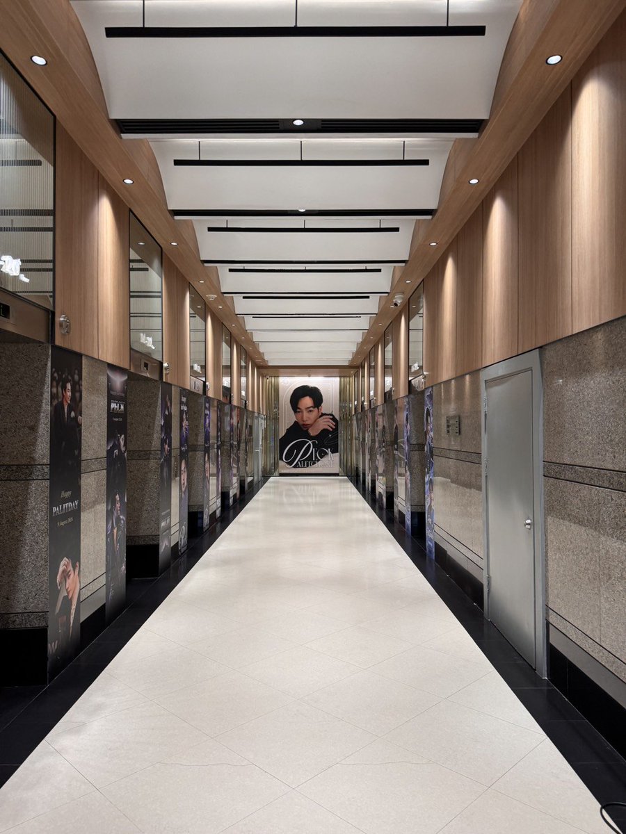 PuyzAnaka's tweet photo. เพื่อนที่ทำงานที่ตึกเจมส่งมาให้แต่เช้าบอกพิเป๊กเต็มตึกไปหมดเลย เลยบอกนางไปถ่ายหน้าตึกแล้วส่งมาให้ด้วย 5555
#HallOfLove702
#เป๊กผลิตโชค
#PeckPaLitChoke https://t.co/Lb7mgDnHBO