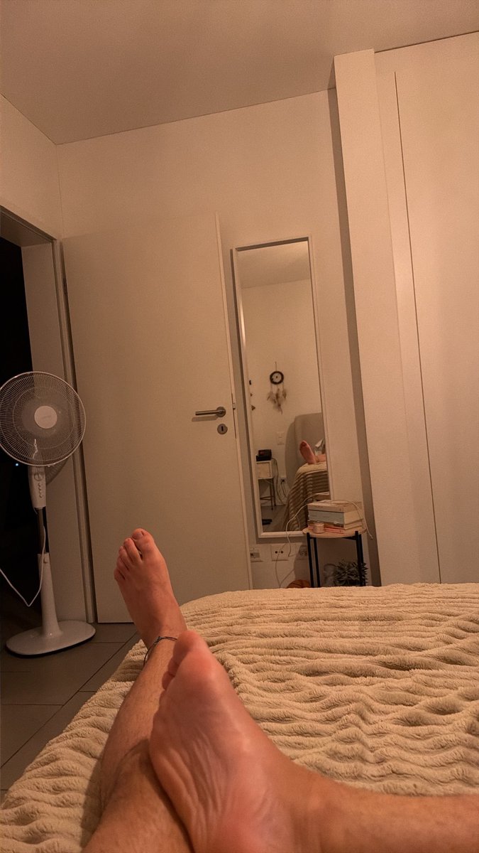 aronbarthh's tweet photo. voglio sostituire il ventilatore con te sfigato schiavo che mi tieni al fresco soffiando finché ti scoppia il cervello🤯

#masteritaliani #feetworshi̇p #slave https://t.co/E8K6sMRfRl