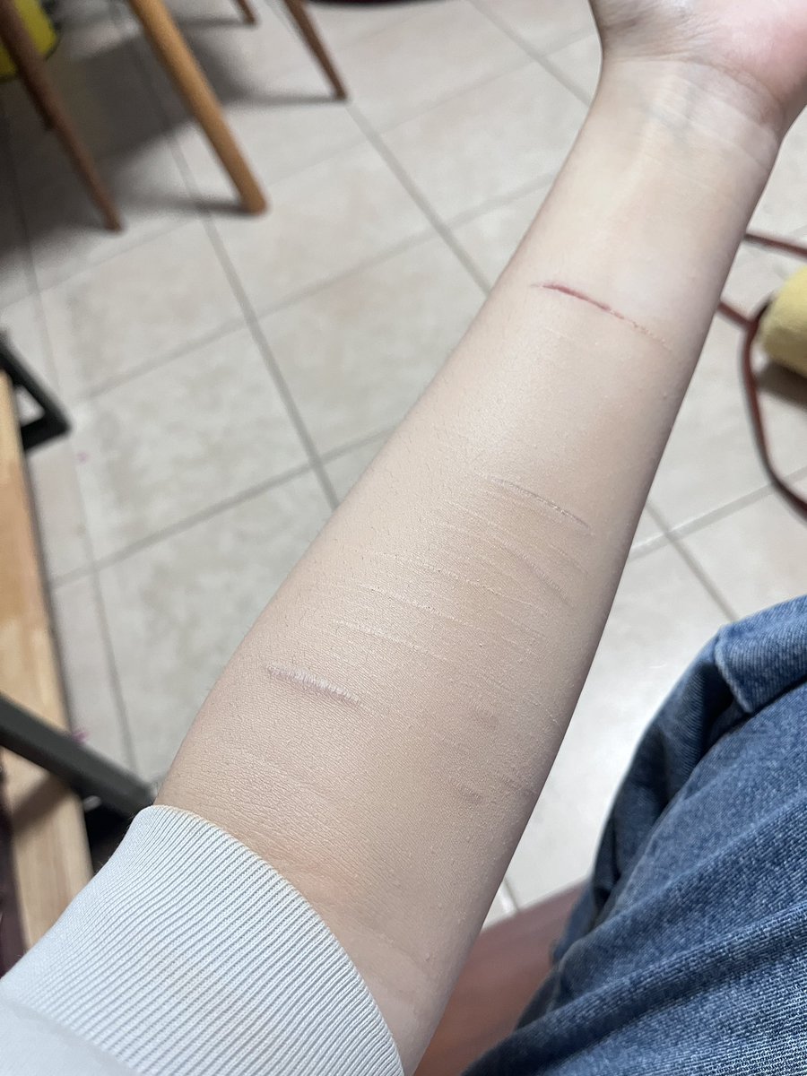 custardcutz's tweet photo. yeah cause this doesnt look suspicious as hell now does it you fucking idiot https://t.co/6d05U1GhGh