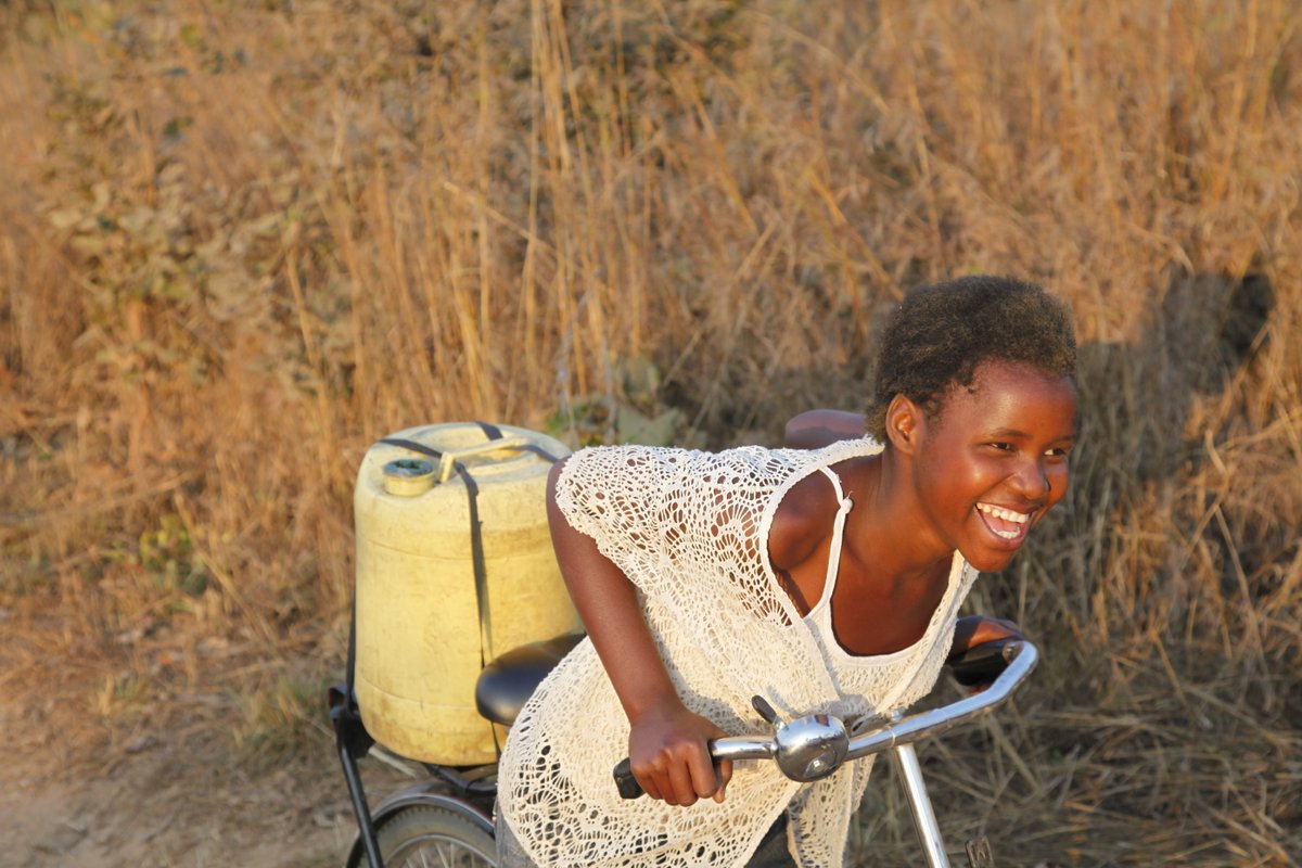 PowerOfBicycles's tweet photo. An extra 40 minutes can change a life. Before receiving her Buffalo Bicycle, Noreen spent hours each day fetching water. Now she has more time to sleep, study, and help at home. Sometimes impact isn't measured in miles. It's measured in minutes. https://t.co/ClxaUc2Ma2 https://t.co/Fl6xHr5WWu