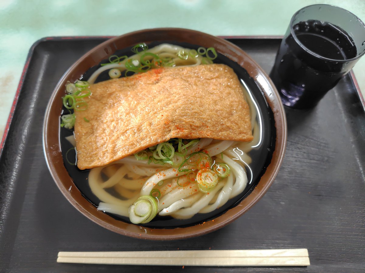 UXVTiFbVJbJSxwt's tweet photo. 3軒目は【山内うどん】さんへ🚗
実はここ、香川で最初に訪れたうどん屋さん😉
薪で炊かれた高火力の鍋で茹でた手切りの麺をいただけるお店😊
今回はひやあつ大とお揚げ😋
なんと今日のテレ東系「YOUは何しに日本へ」に出るそうです👏
ご馳走様でした😄
 #まんのう町
 #山内うどん
 #YOUは何しに日本へ https://t.co/JkX9dKZTA0