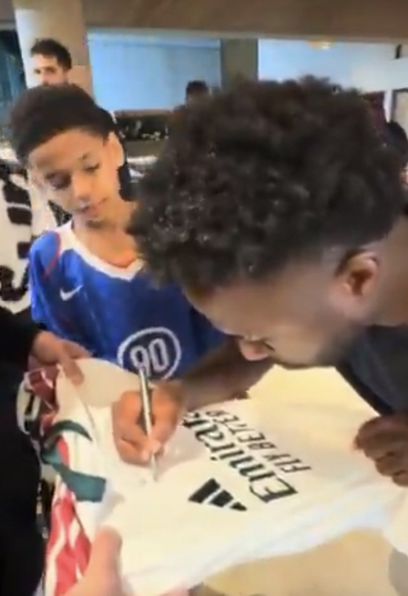 MadridXtra's tweet photo. Vini Jr. signing the new Real Madrid kit. 🤍 https://t.co/c262UUSe4Y