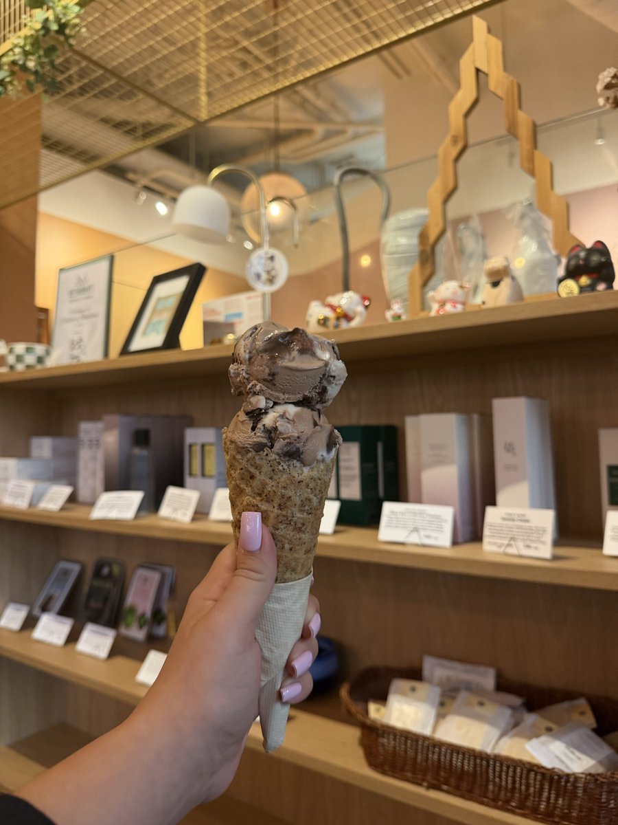 AlaraWolfe's tweet photo. Rainy Sunday + Schoolhouse Pizza with the girls, followed by Moo Shu ice cream. I have zero complaints 🍕🍦🤍 https://t.co/p3yxxhDPRf