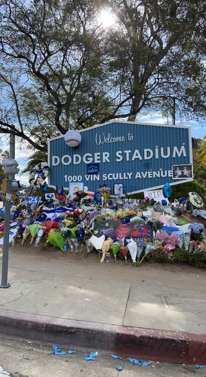 coco_cruuz's tweet photo. Crazy it’s been 4 years. #VinScully https://t.co/LY2Y48tnRi