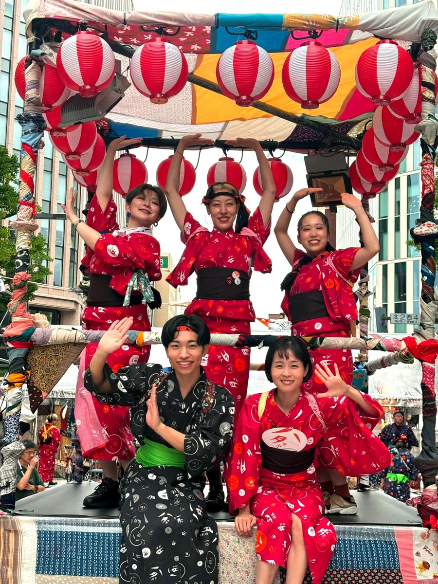ChiakiKouno's tweet photo. ＃さっぽろ八月祭 終わってしまったー！最終回に近づくにつれ参加人数がどんどん増して最後は今までに見たことないくらいのぎゅうぎゅうの盆踊りでした。上から見たみんなの顔は幸せが溢れまくっていて涙なしには踊れなかった。みんなみんなありがとうございました！ぼんどりんは永遠に不滅です♡ https://t.co/GB1KUFMwMH