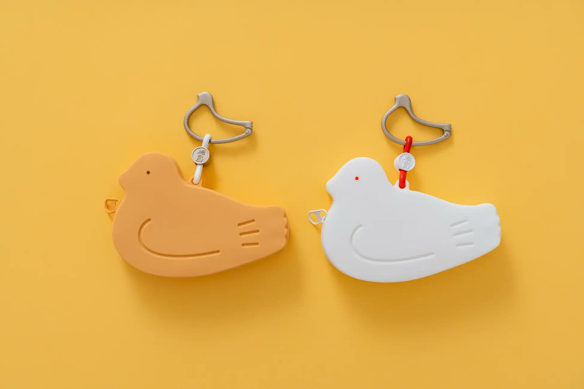 saburepolice2's tweet photo. 【今年の鳩の日】
今年の鳩の日が公開されたみたいです！
 シリコンポーチとカラビナ！
（本官的にはこのカラビナがとってもやばいです。）

みなさん、いいですか
「鳩サブレ」ではなく、「鳩サブレー」です！

https://t.co/ix9DhTmFdT https://t.co/Hgcb2HUcwj