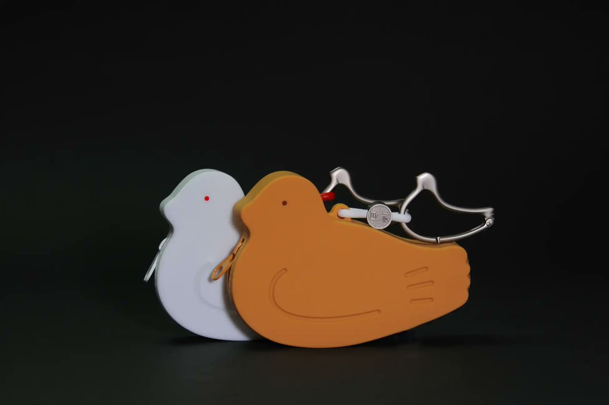 saburepolice2's tweet photo. 【今年の鳩の日】
今年の鳩の日が公開されたみたいです！
 シリコンポーチとカラビナ！
（本官的にはこのカラビナがとってもやばいです。）

みなさん、いいですか
「鳩サブレ」ではなく、「鳩サブレー」です！

https://t.co/ix9DhTmFdT https://t.co/Hgcb2HUcwj